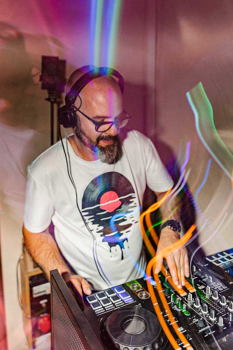 Sergio Da House pinchando en directo como DJ de bodas y eventos en Barcelona